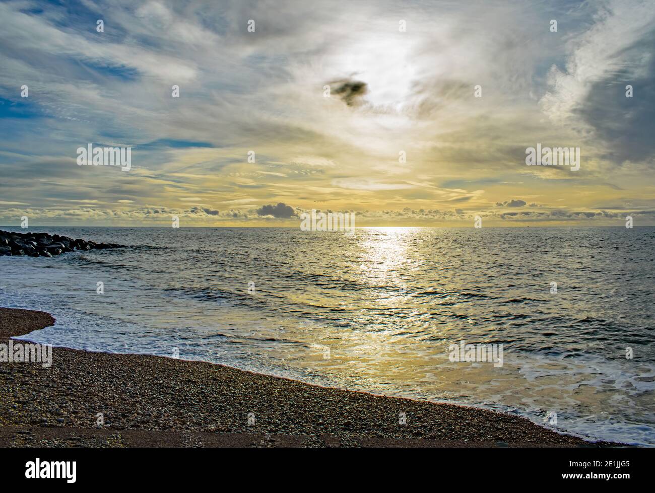 Fantastiche nubi lenticolari sul mare vicino a Brighton in un freddo giorno di dicembre. Foto Stock