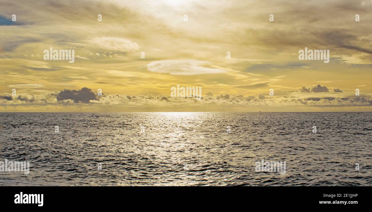 Fantastiche formazioni di nuvole lenticolari sul mare vicino a Brighton, Inghilterra a dicembre Foto Stock