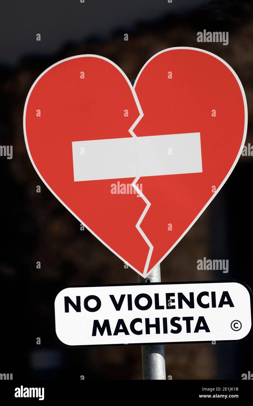 Il segno di lingua spagnola che dice No Violencia Machista - o No violenza contro le donne - nella forma di un cuore senza segno di entrata attraverso di esso. Il segno è Foto Stock