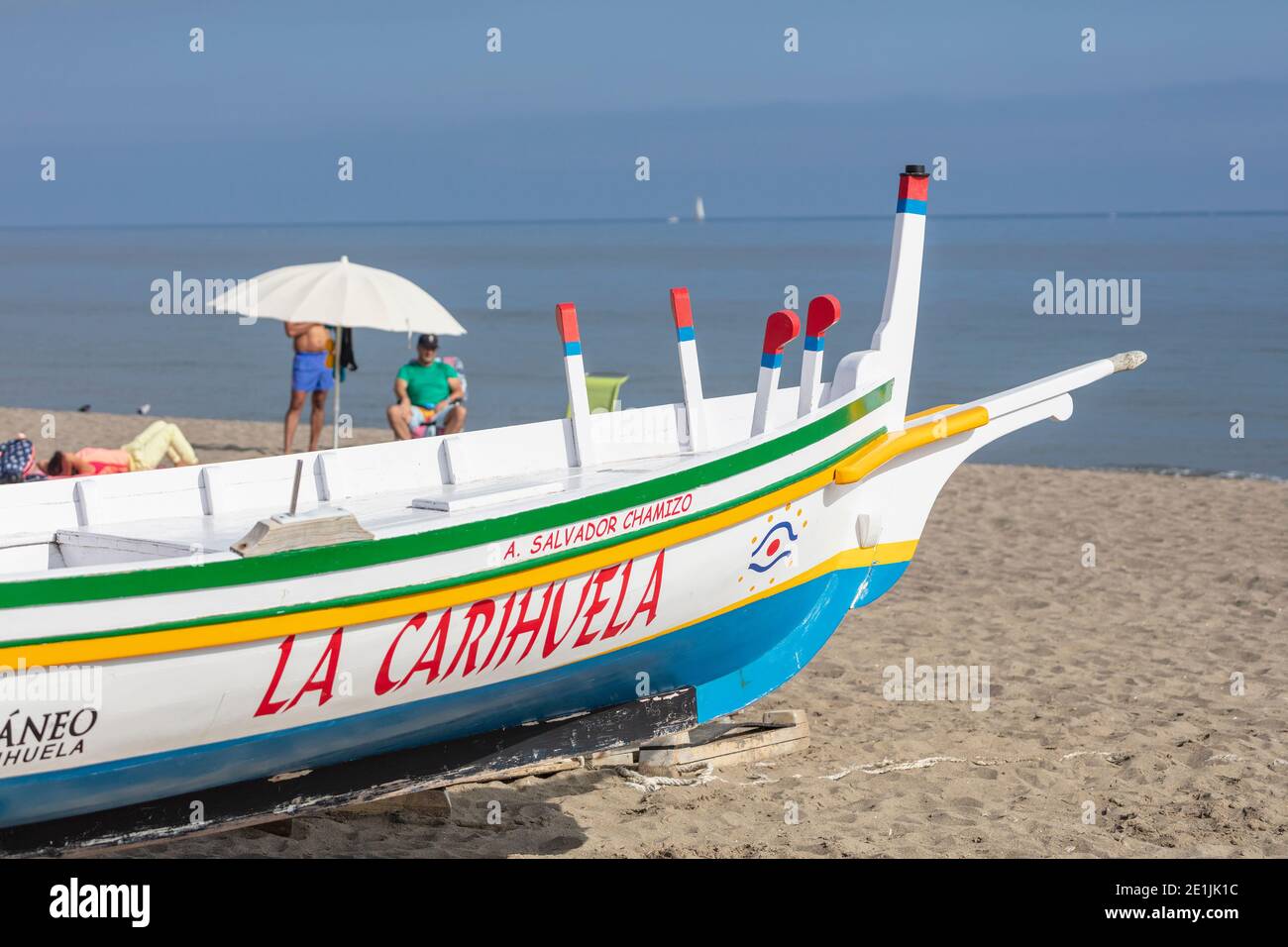 Torremolinos, Costa del Sol, Provincia di Malaga, Andalusia, Spagna meridionale. A jabega sulla spiaggia di la Carihuela. Una jabega è una barca da pesca tradizionale Foto Stock