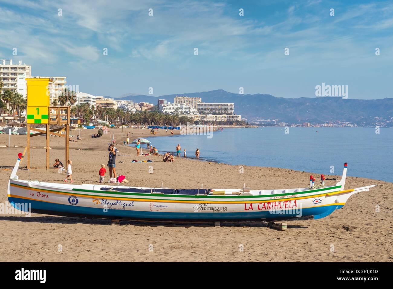 Benalmadena-Costa, Costa del Sol, Provincia di Malaga, Andalusia, Spagna meridionale. Guardando dalla spiaggia di Fuente de la Salud verso Torremolinos. Il Foto Stock
