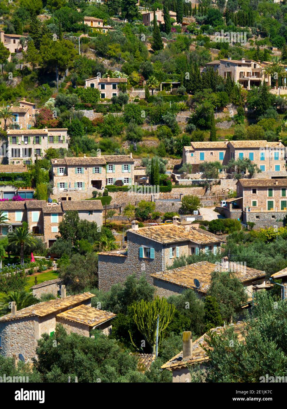 Case a Deia un piccolo villaggio costiero nella Serra De Tramuntana montagne nel nord-ovest di Maiorca Spagna famosa per i suoi residenti musicali e letterari Foto Stock