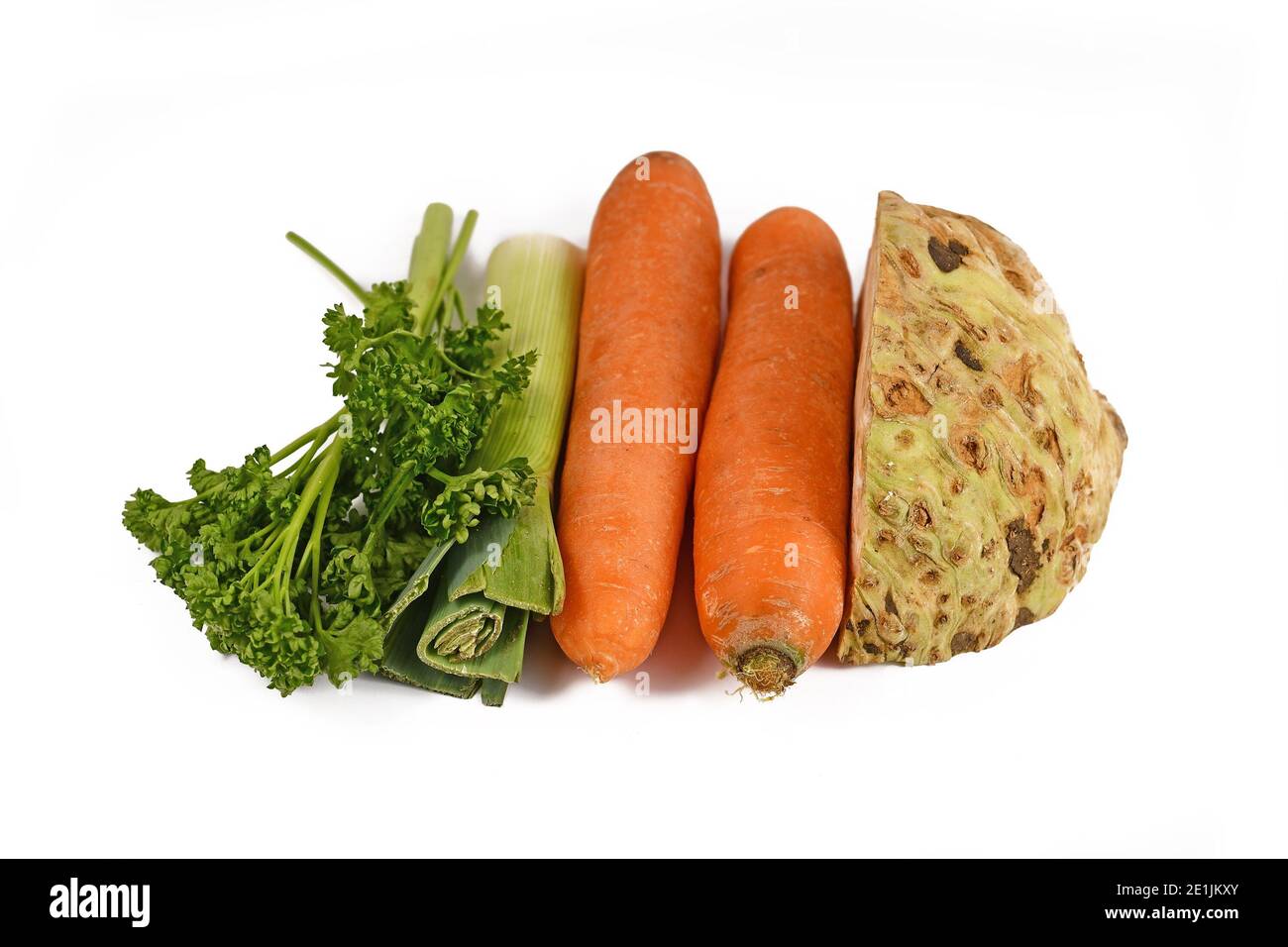 Mazzetto di zuppe di verdure contenenti carote, porri, prezzemolo e radice di sedano isolato su fondo bianco. Tradizionalmente venduto in bundlesin germania Foto Stock