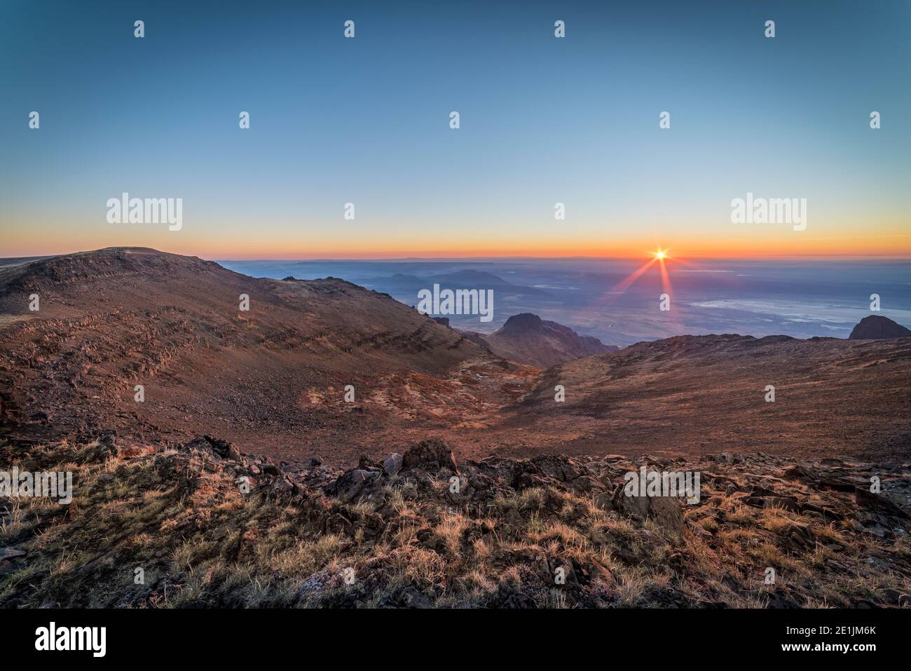 Vista dell'alba sul deserto dell'Alvord dalla cima del monte Steens nel sud-est dell'Oregon. Foto Stock