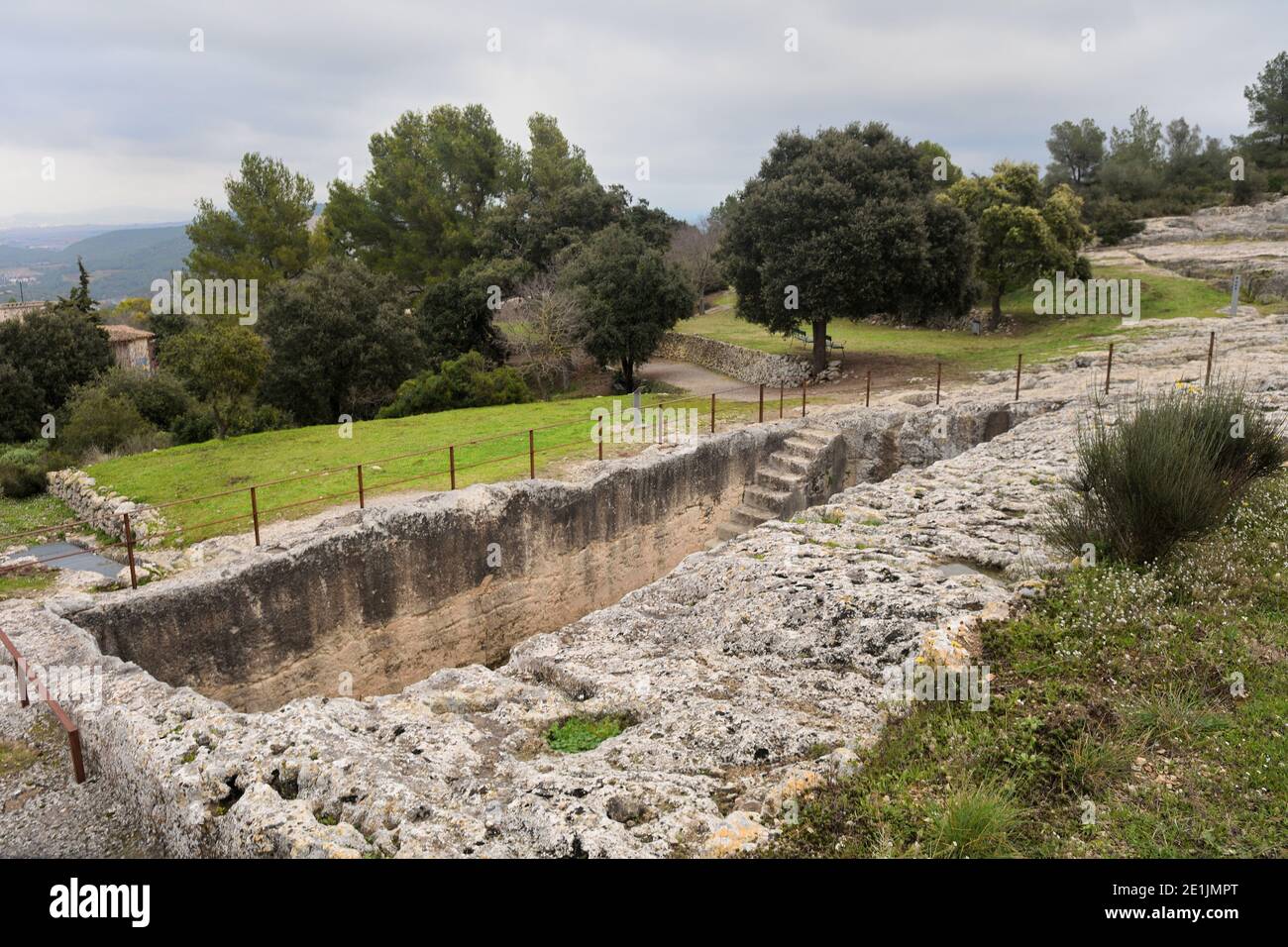 cister delle rovine romane di Olerdola, provincia di Barcellona, Catalogna, Spagna Foto Stock