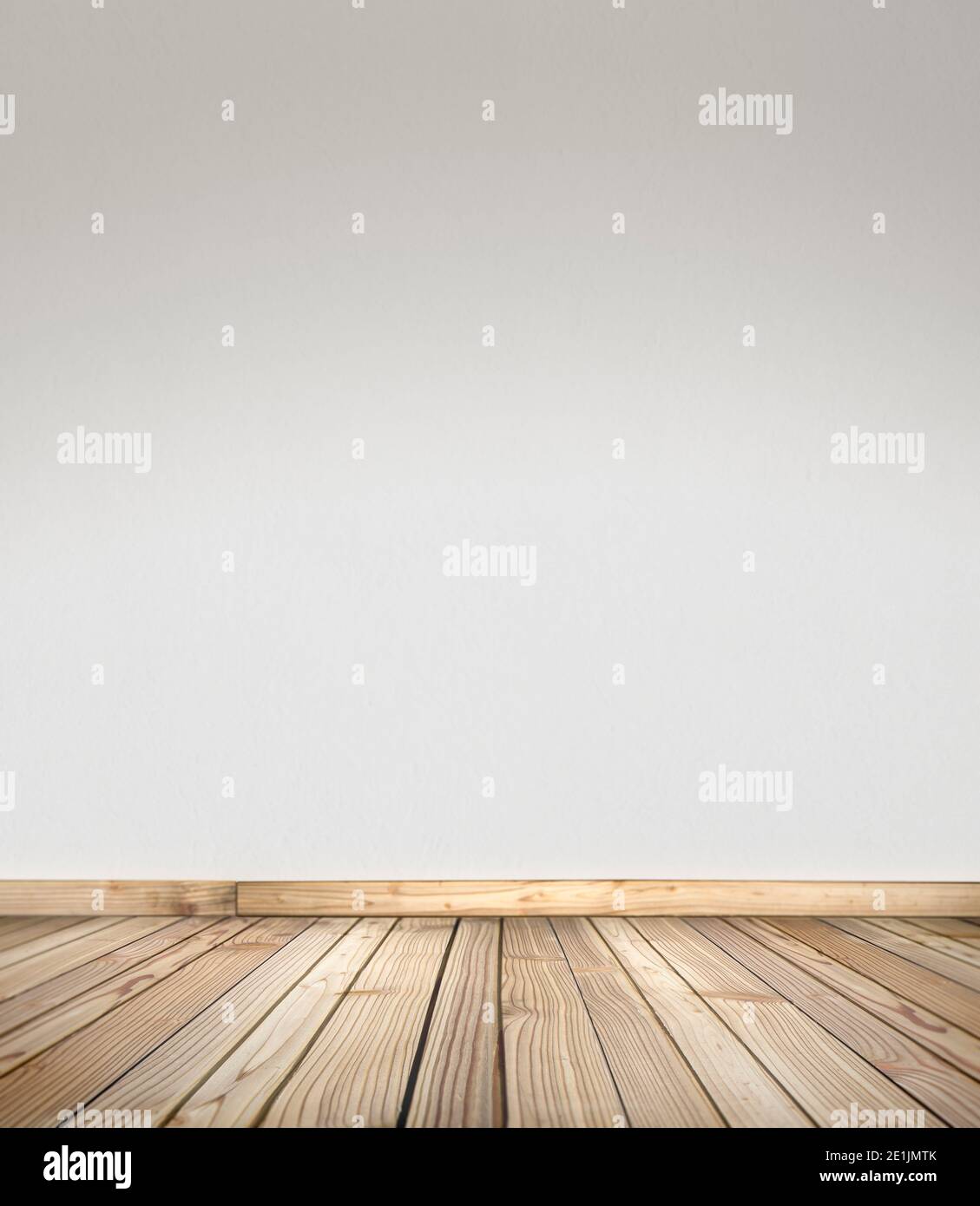 Palco in legno per prodotti, cose e persone. Pavimento in legno rustico vuoto, piattaforma con sfondo bianco sfocato. Con spazio per la copia. Immagine reso Foto Stock