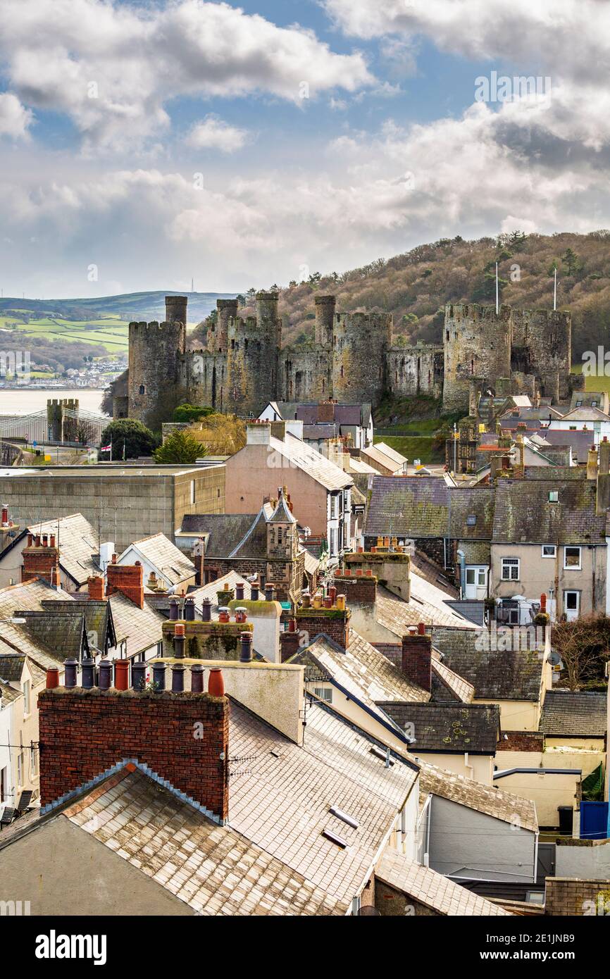 Conwy castello attraverso i tetti della città, Galles Foto Stock