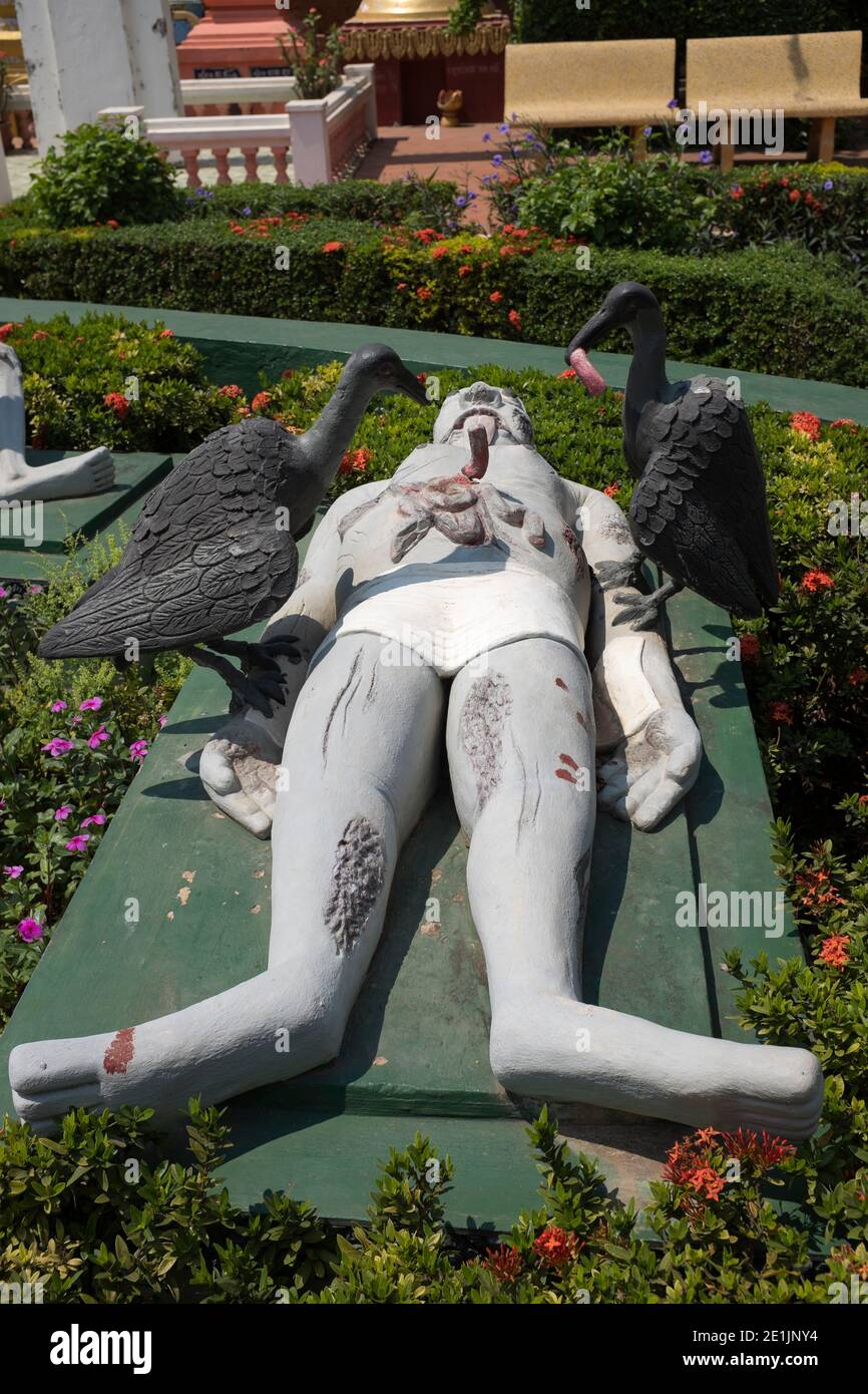 Scultura di uomo morto i cui resti stanno mangiando Uccelli al tempio di Wat Preah Prom Rath a Siem Reap Cambogia Foto Stock