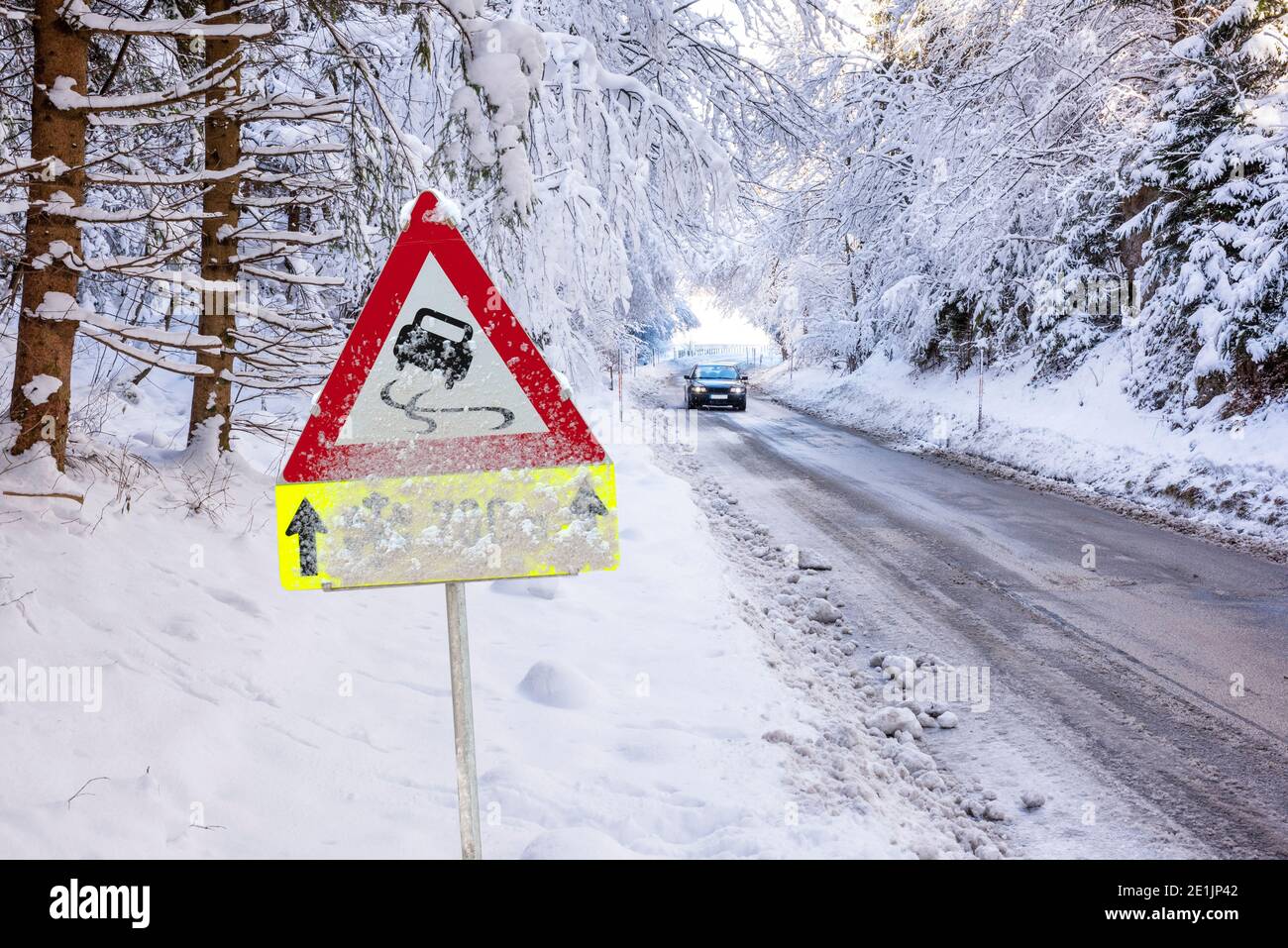 Immagini Stock - Strada Ghiacciata Nella Campagna Svedese Con Un Segnale Di  Stop Strada Nordica Coperta Di Neve Durante Un Freddo Inverno Scandinavo,  Nuvole E Ghiaccio Trasmettono Un Senso Di Desolazione E