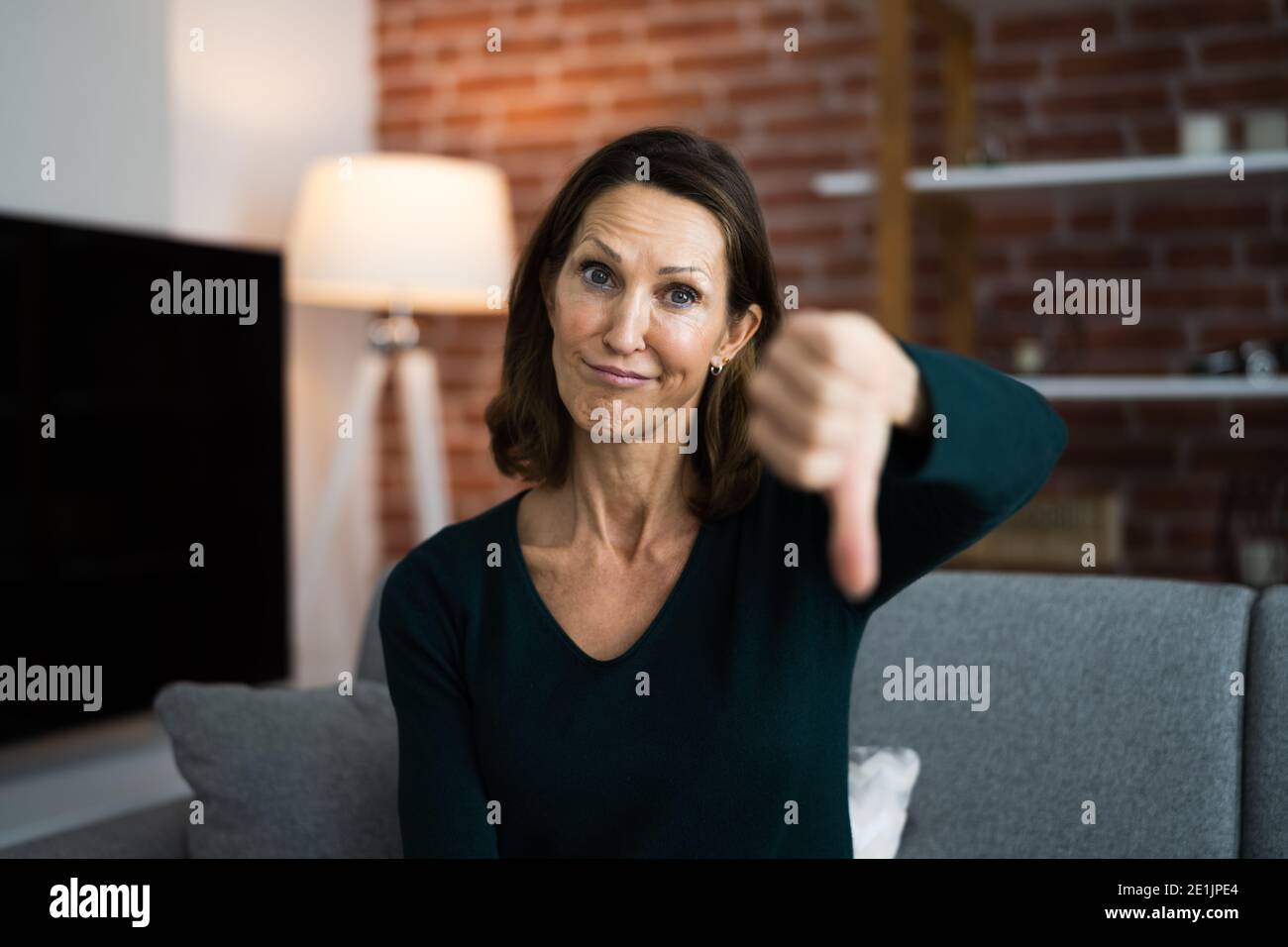 Le donne che danno il feedback difettoso e non gradiscono i thumbs giù Foto Stock