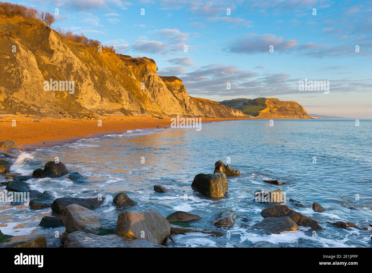 Seatown, Dorset, Regno Unito. 7 gennaio 2021. Regno Unito Meteo. Sole sulla spiaggia quasi deserta di Seatown in Dorset durante l'ora d'oro alla fine di una fredda giornata di sole. Picture Credit: Graham Hunt/Alamy Live News Foto Stock