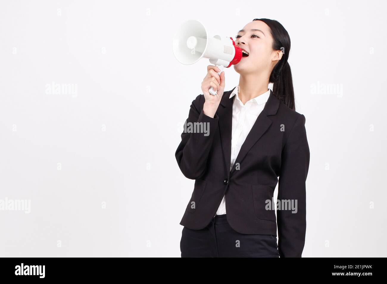 Una giovane donna di affari che tiene una foto di alta qualità del megafono Foto Stock