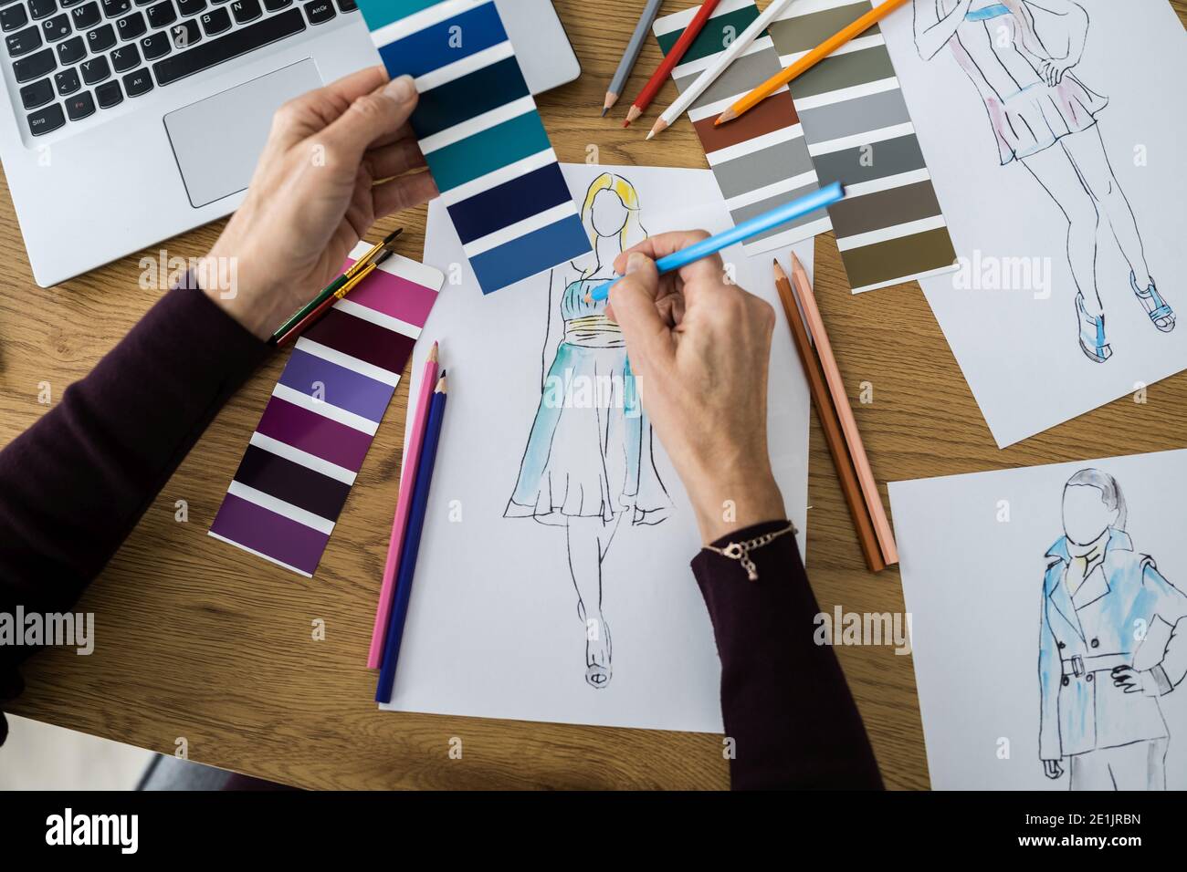 Designer di moda disegno creativo schizzo. Stile e creatività Foto Stock