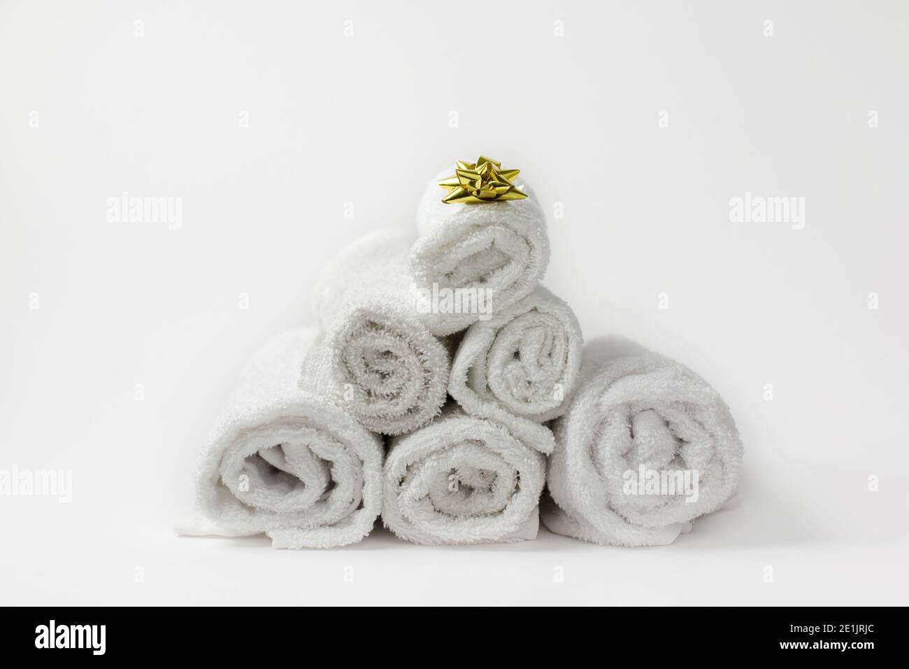 Composizione natalizia con asciugamani e arco d'oro Foto Stock