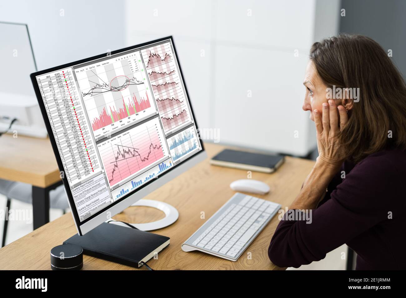 Triste infelice trader e broker di azioni alla schermata computer Foto Stock