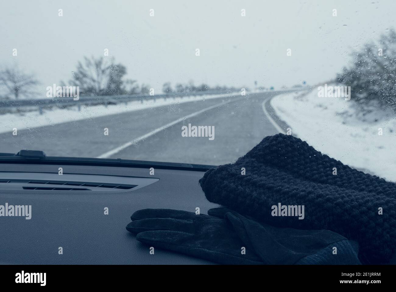 Strada innevata dall'interno di un'auto Foto Stock