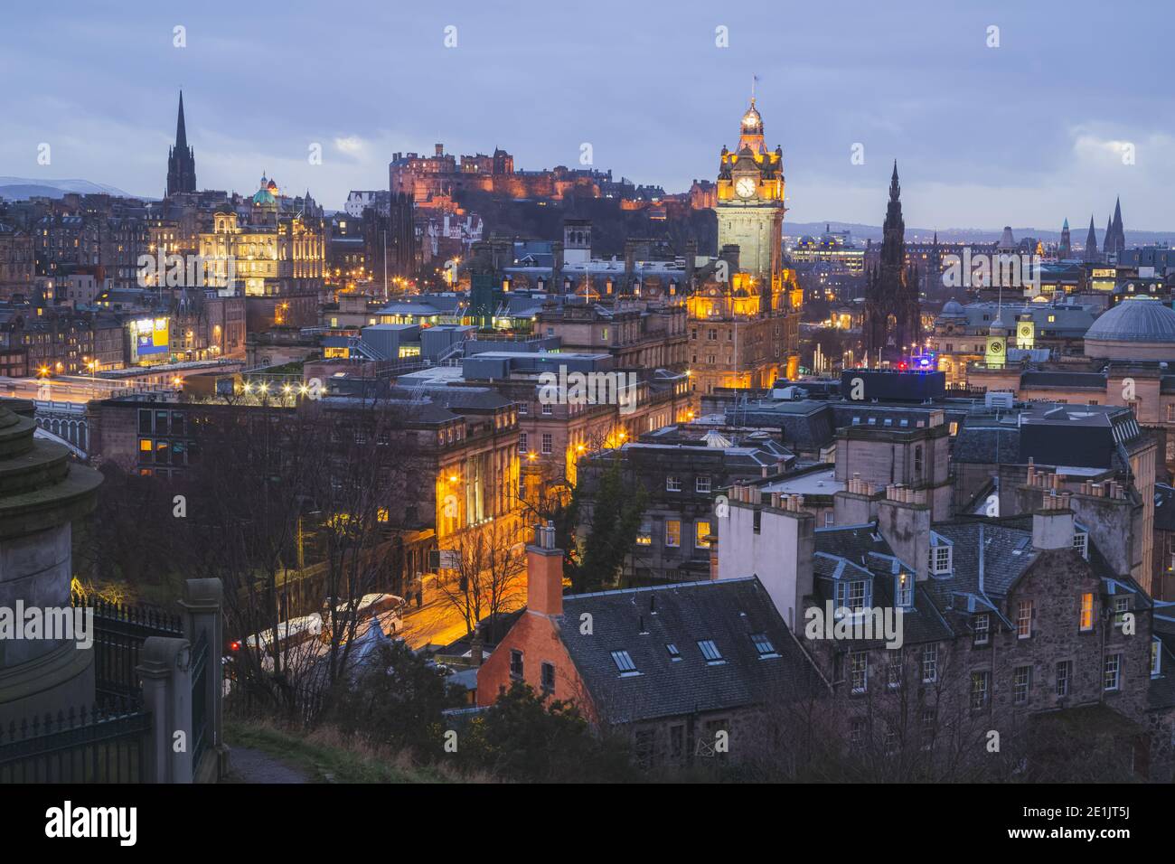 Classica vista serale da Calton Hill con Princes Street, il castello di Edimburgo e la torre dell'orologio Balmoral di Edimburgo, Scozia. Foto Stock