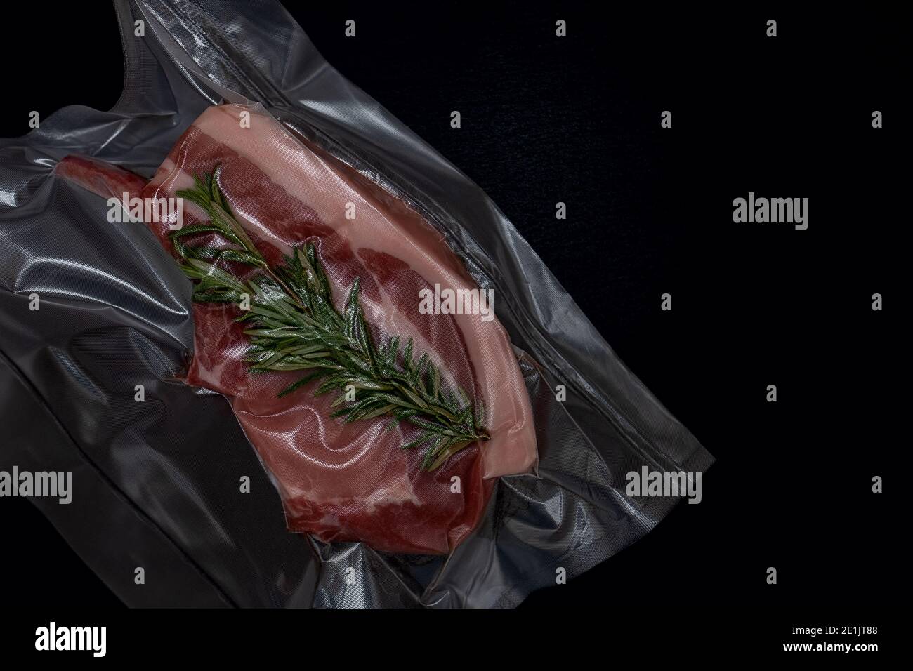 tritare il maiale con rosmarino a tenuta d'aria confezionato per cucinare sous vide Foto Stock
