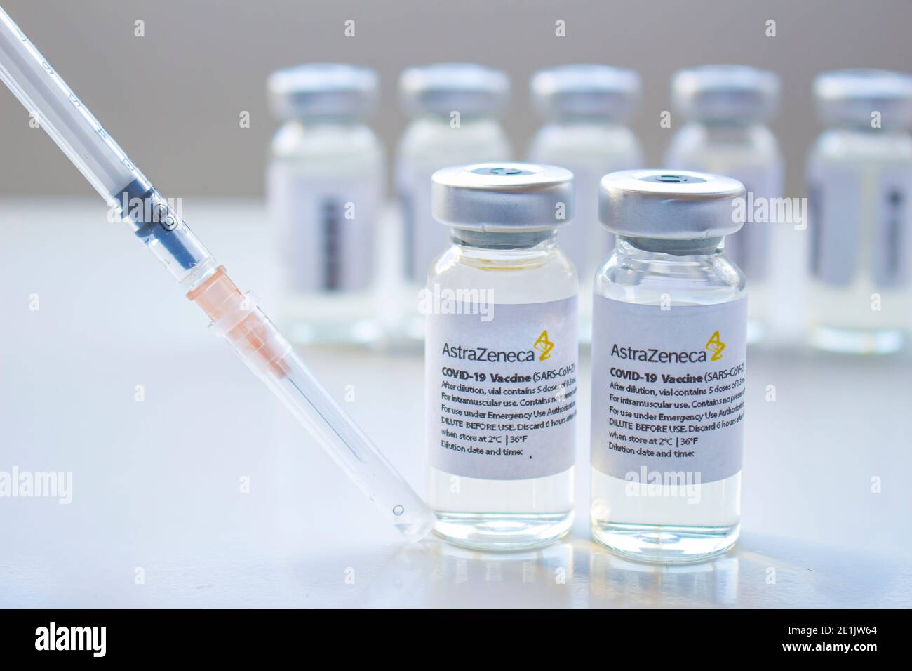 Calgary, Alberta, Canada. 03 gennaio 2021. Fuoco selettivo di un paio di flaconi di vaccino AstraZeneca Covid-19 flaconi con siringa per iniezione su una clea Foto Stock