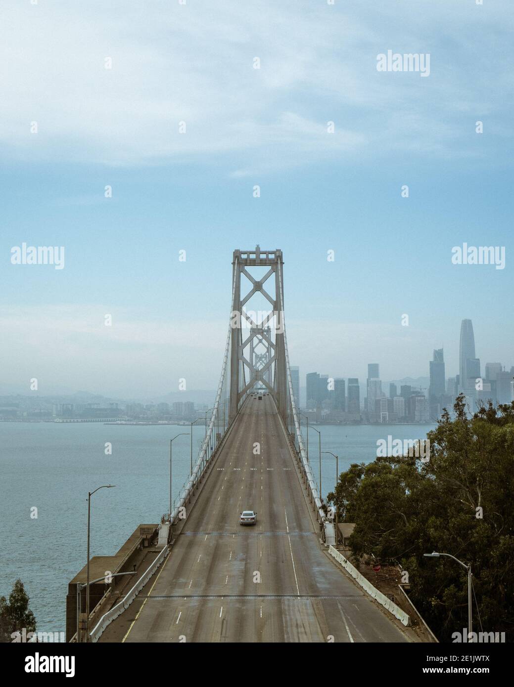 Il Bay Bridge è stato preso da Treasure Island in California. Foto Stock