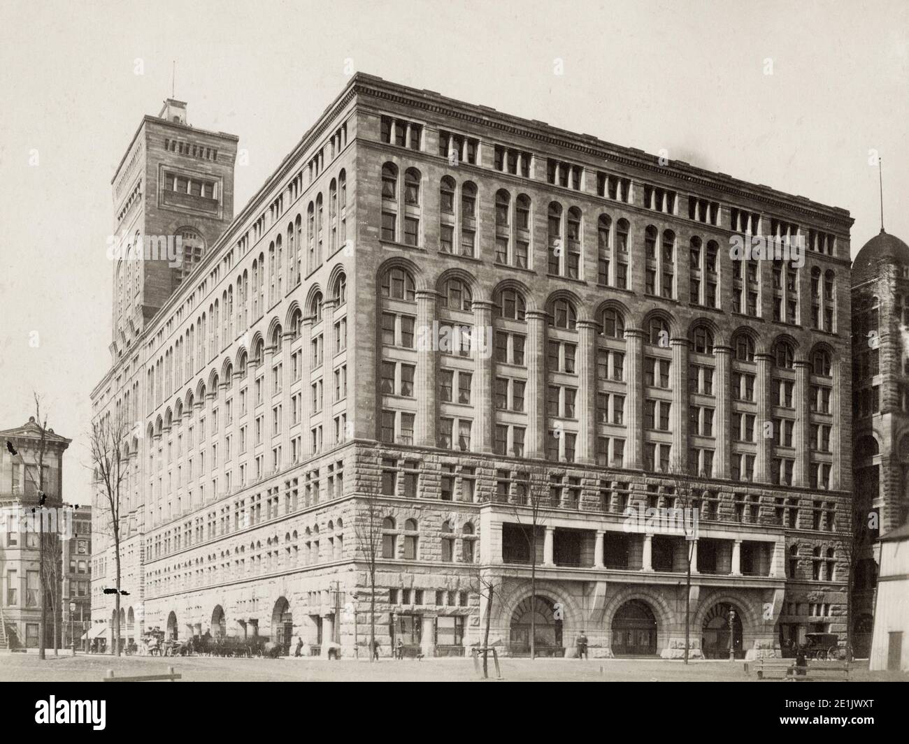 Fotografia d'epoca del XIX secolo: Carnegie Hall è un luogo di concerti nel centro di Manhattan a New York. Si trova al numero 881 di Seventh Avenue, che occupa il lato est della Seventh Avenue tra la 56esima e la 57esima strada ovest. Progettato dall'architetto William Burnet Tuthill e costruito dal filantropo Andrew Carnegie nel 1891, immagine c. metà del 1890. Foto Stock