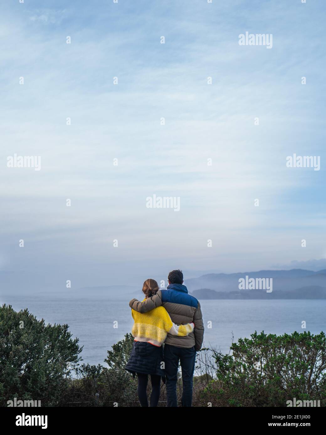 Una coppia che guarda all'area della Baia di San Francisco. Foto Stock