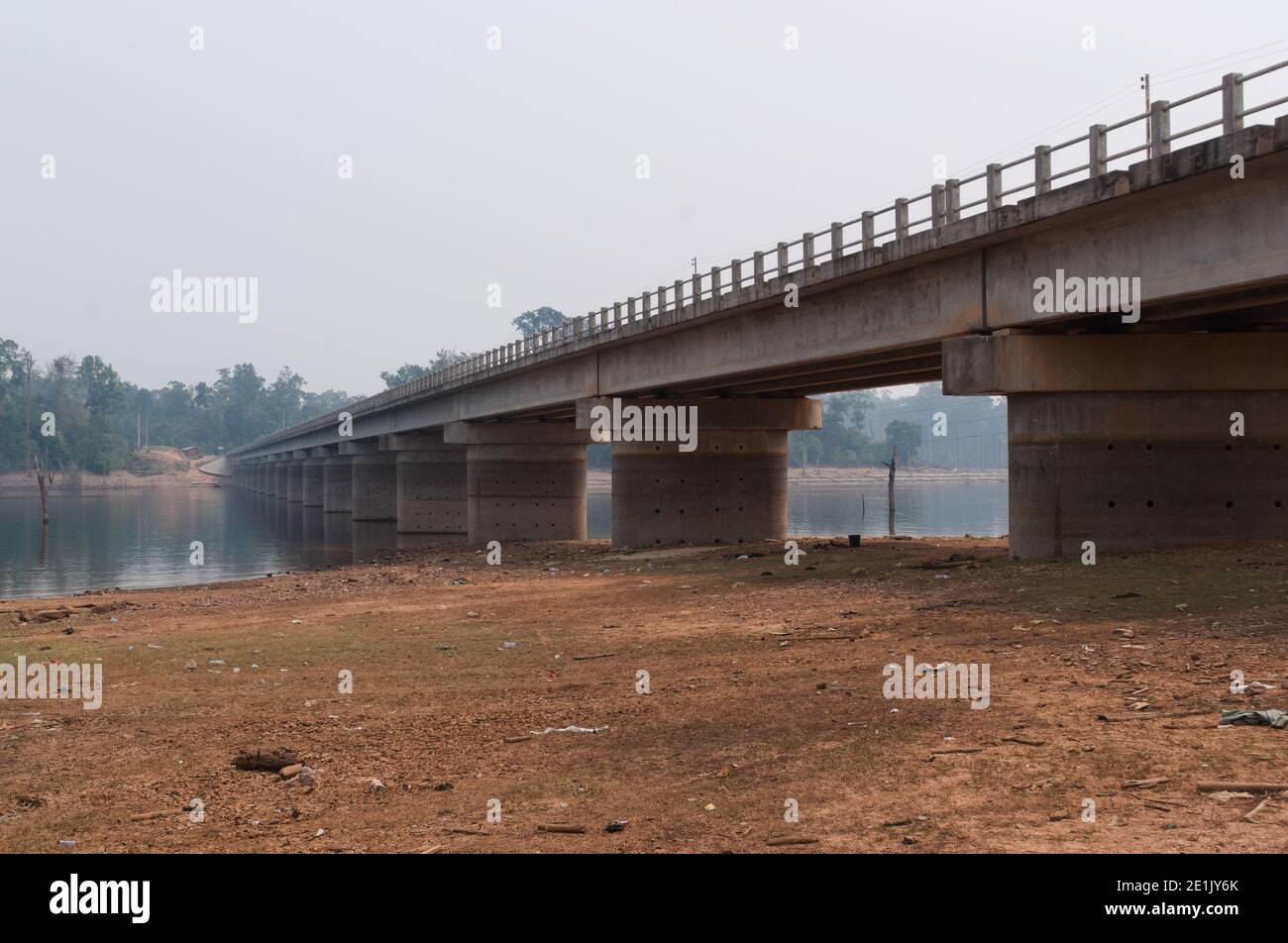 Ponte stradale sul fiume Nam Theun vicino al villaggio di Thalang, Thakhek, Laos Foto Stock