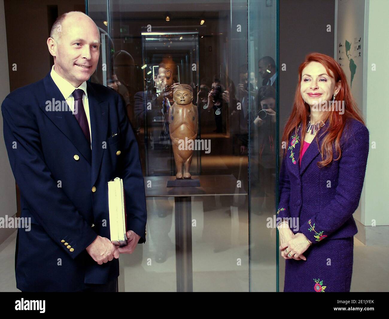 Peruviana prima Signora Eliane Karp Visita il Museo del Louvre in Parigi durante la visita ufficiale del Presidente Alejandro Toledo a Parigi Foto Stock