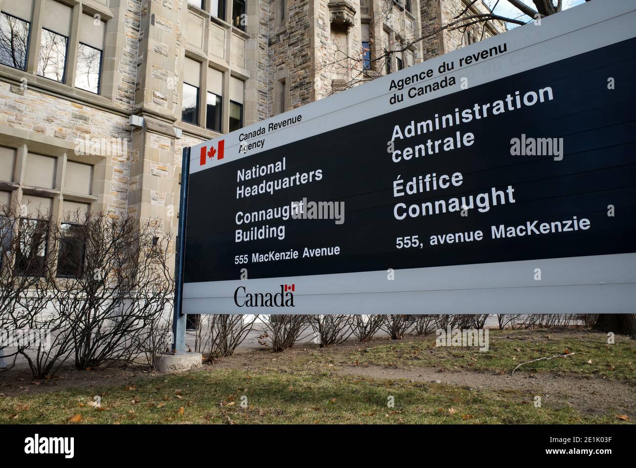 Ottawa, Ontario, Canada - 18 novembre 2020: Un cartello per la sede nazionale della Canada Revenue Agency (CRA) fuori dal Connaught Building in Foto Stock