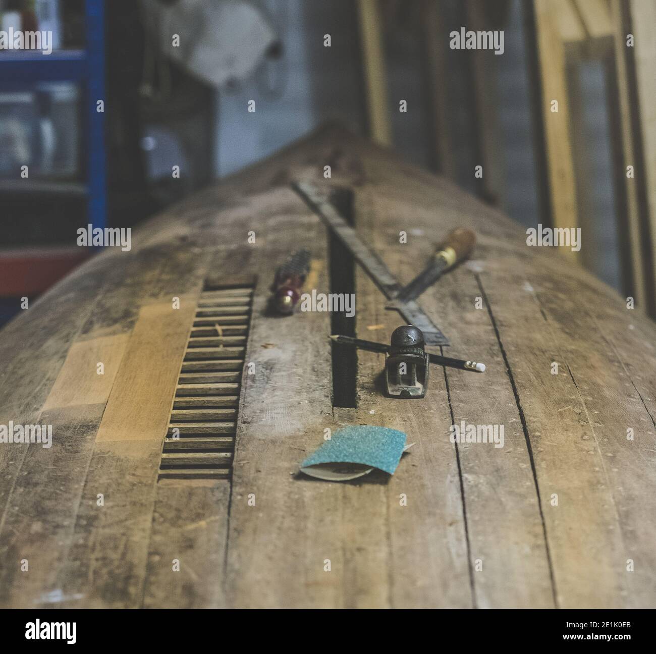 Ripristino di un vecchio gommone a vela con strumenti tradizionali Foto Stock