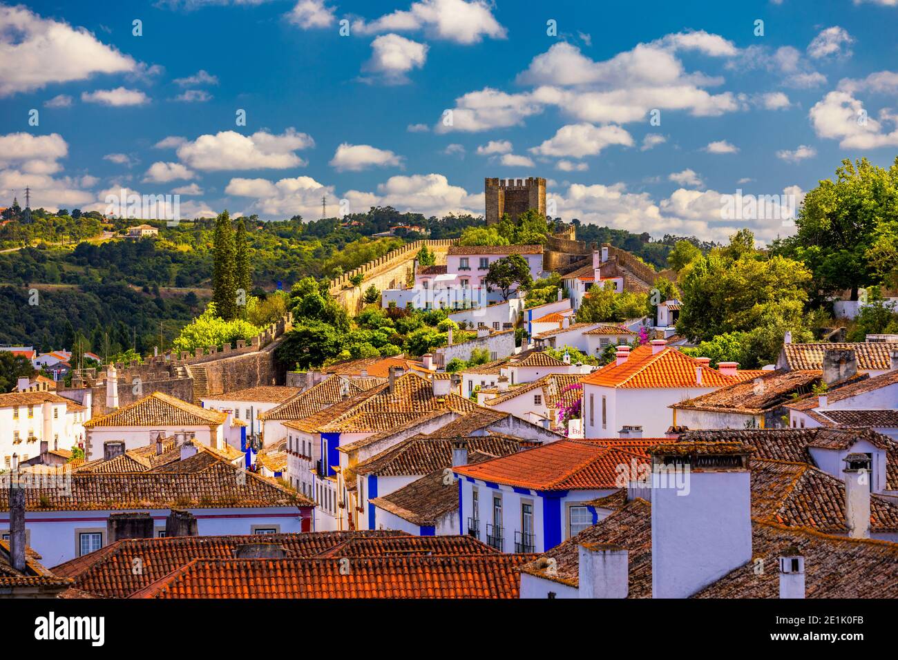 Obidos, città portoghese con mura in pietra e fortezza medievale, storica città fortificata di Obidos, vicino a Lisbona, Portogallo. Splendida vista sulla Obidos Medieval Tow Foto Stock