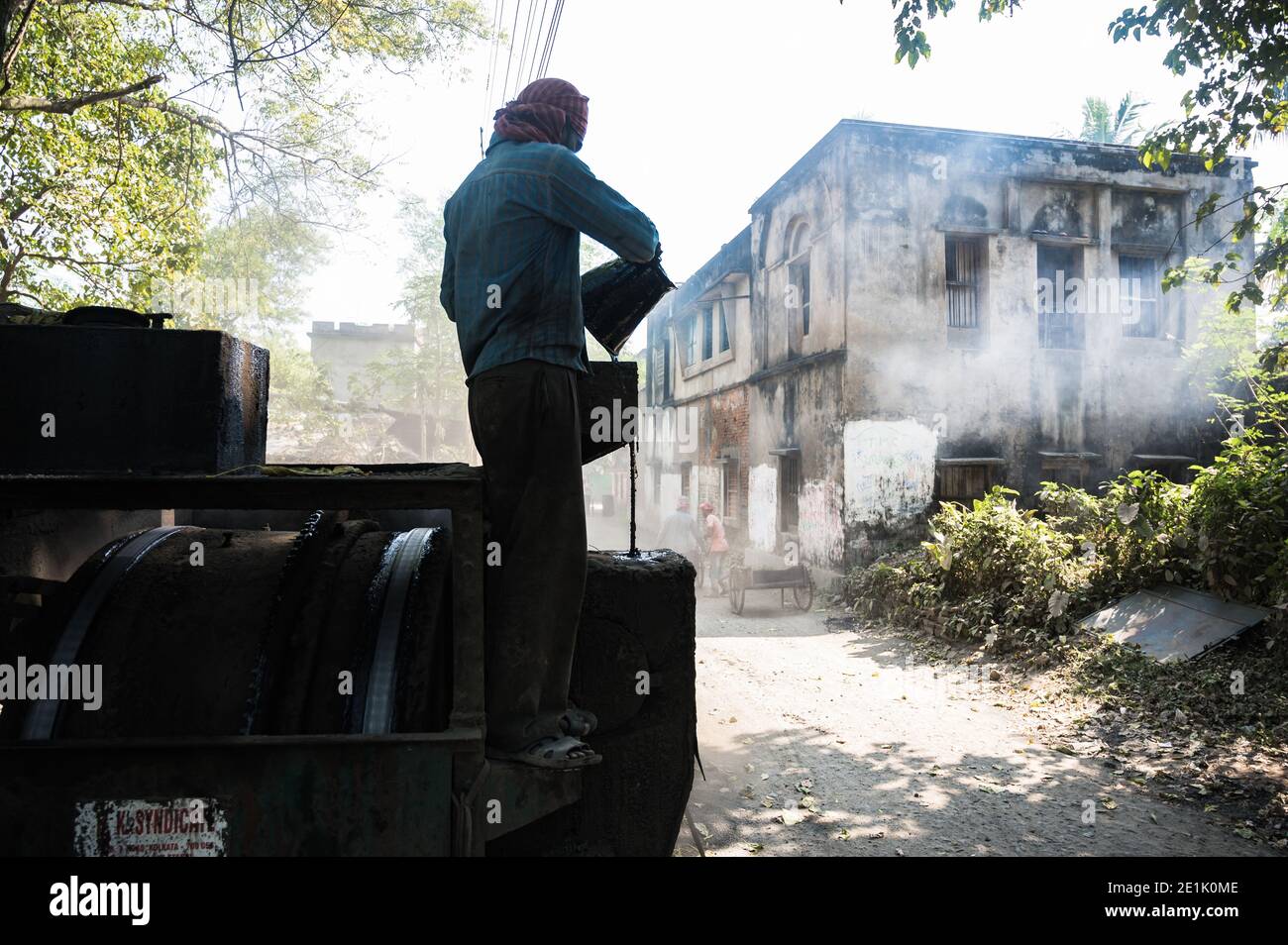 Pradhan Mantri Gram Sadak Yojana (PMGSY) è stato lanciato dal governo indiano per fornire connettività a abitazioni non connesse come parte di una strategia di riduzione della povertà; una strada è stata costruita a Tehatta in base a questo schema. Questa strada si è rotta a causa di una mancanza di manutenzione. I residenti avevano a lungo chiesto che la strada fosse riparata prima delle elezioni dell'Assemblea legislativa del Bengala Occidentale del 2021. Tehatta, Nadia, Bengala Occidentale; India. Foto Stock