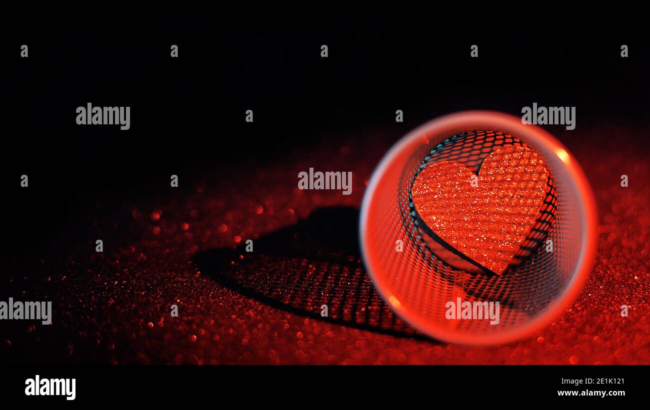 Un cuore all'interno di un cesto Foto Stock