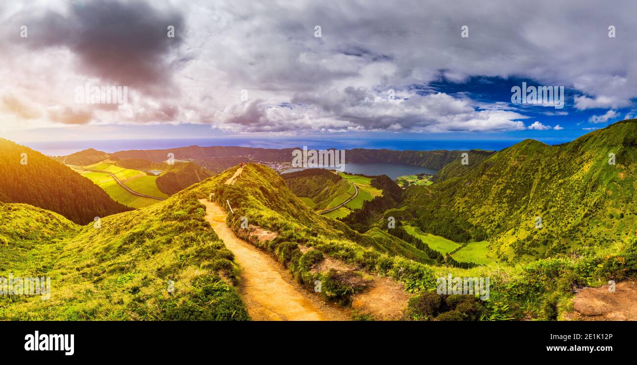 Vista di Sete Cidades vicino Miradouro da Grota do Inferno punto di vista, Sao Miguel Island, Azzorre, Portogallo. Punto panoramico di Grota do Inferno a Sete Cidades Foto Stock