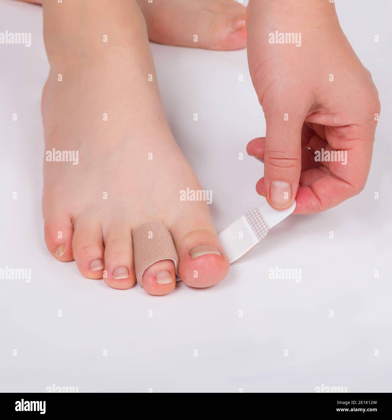 Separatore alluce valgus, strumento per la cura dei piedi. Correttore livellatore stecca strumenti pedicure ortopedici ortopedici. Foto Stock