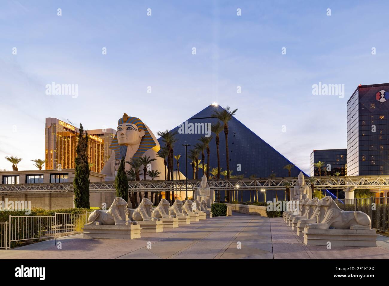 Las Vegas, dic 26, 2020 - Vista al crepuscolo del Luxor Hotel and Casino Foto Stock