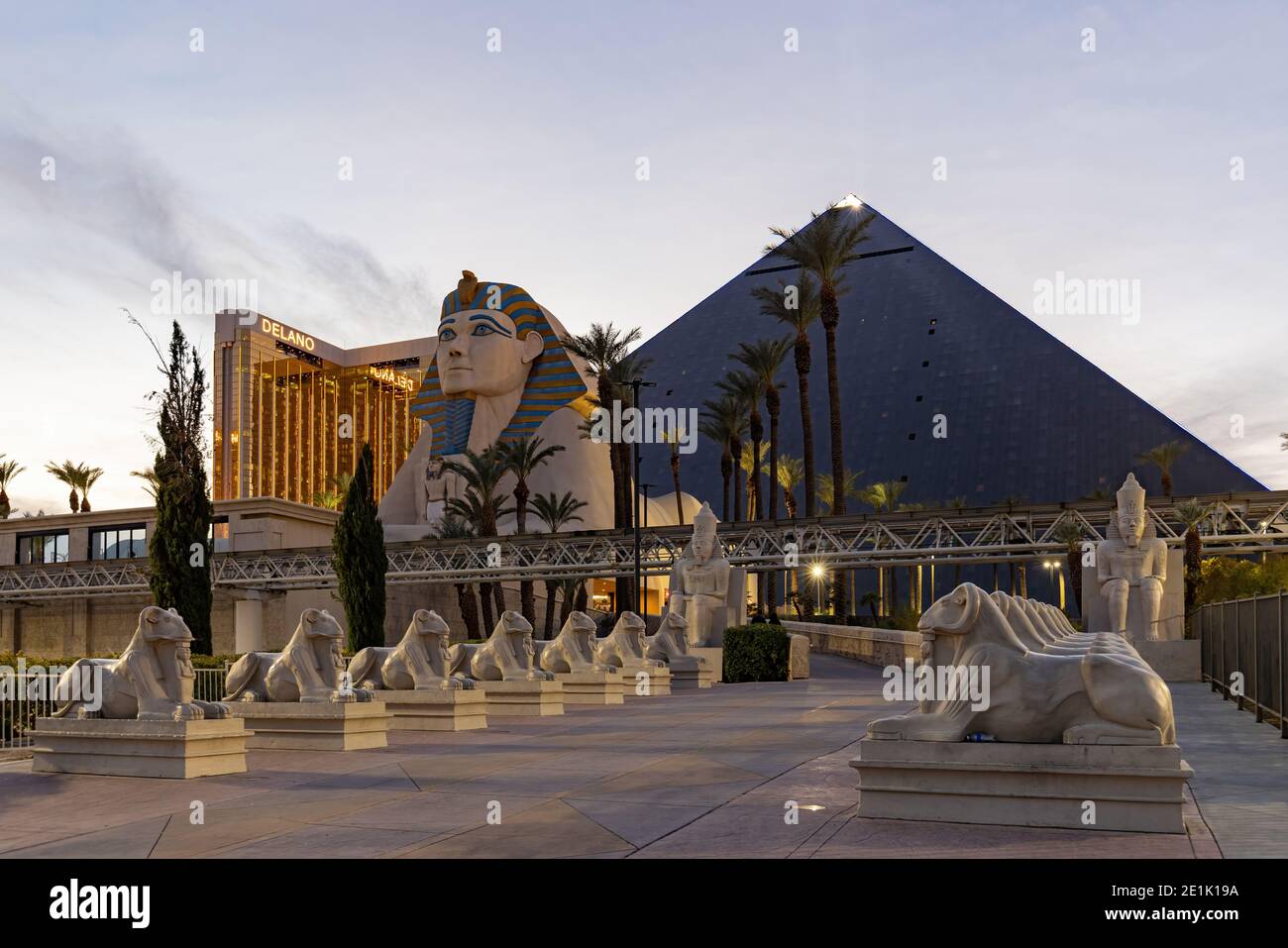 Las Vegas, dic 26, 2020 - Vista al crepuscolo del Luxor Hotel and Casino Foto Stock
