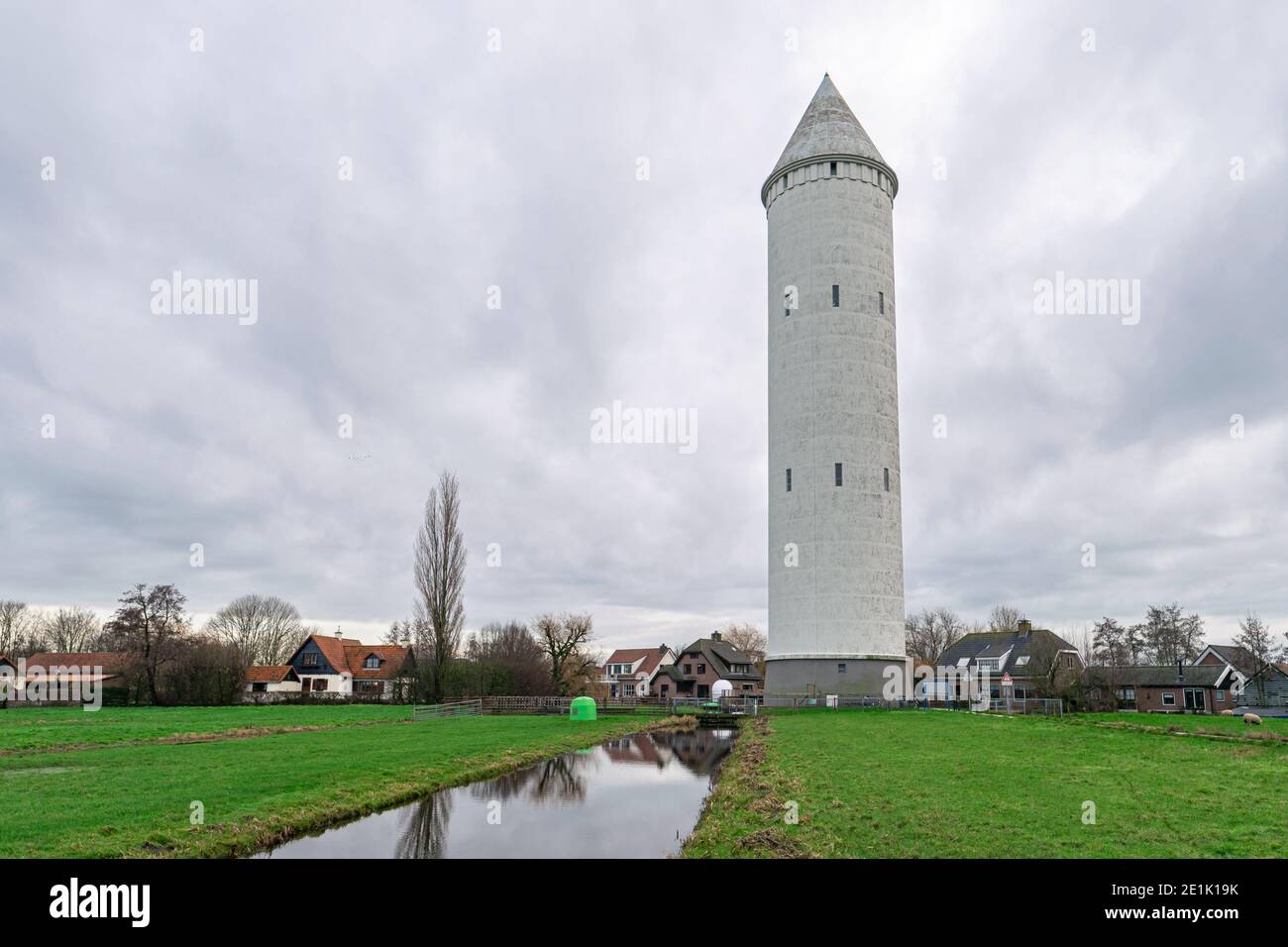 Alta torre d'acqua nel piccolo villaggio di Meije in Parte occidentale dell'Olanda Foto Stock