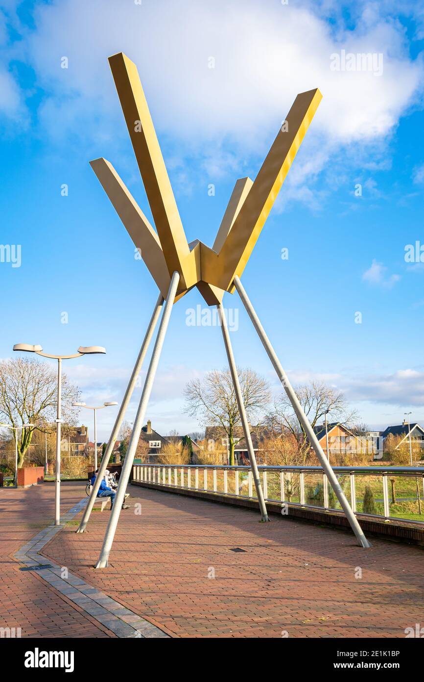 Grande lettera tridimensionale W, la prima lettera del nome della città di Waddinxveen, Olanda. Foto Stock