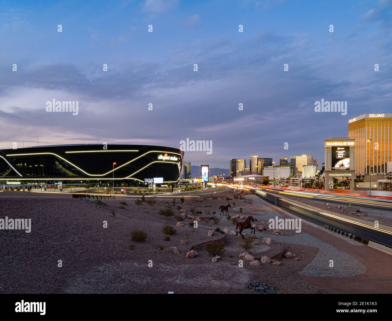 Las Vegas, dic 30, 2020 - Vista al tramonto dello stadio Allegiant e del paesaggio urbano del centro Foto Stock