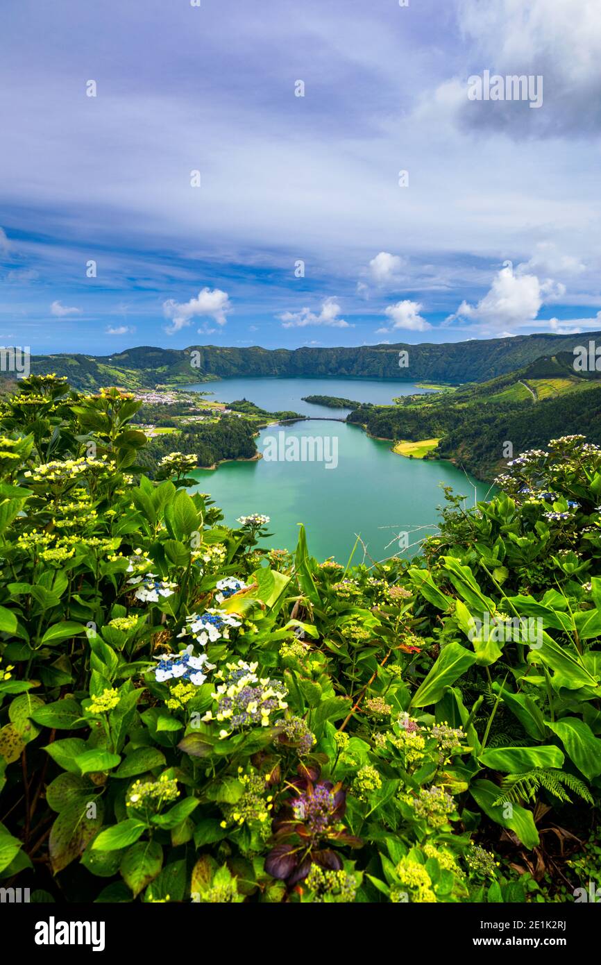 Splendida vista del lago delle sette città 'Lagoa das Sete Cidades' dal punto di vista di Vista do Rei, sull'isola di São Miguel, Azzorre, Portogallo. Laguna dei sette C. Foto Stock