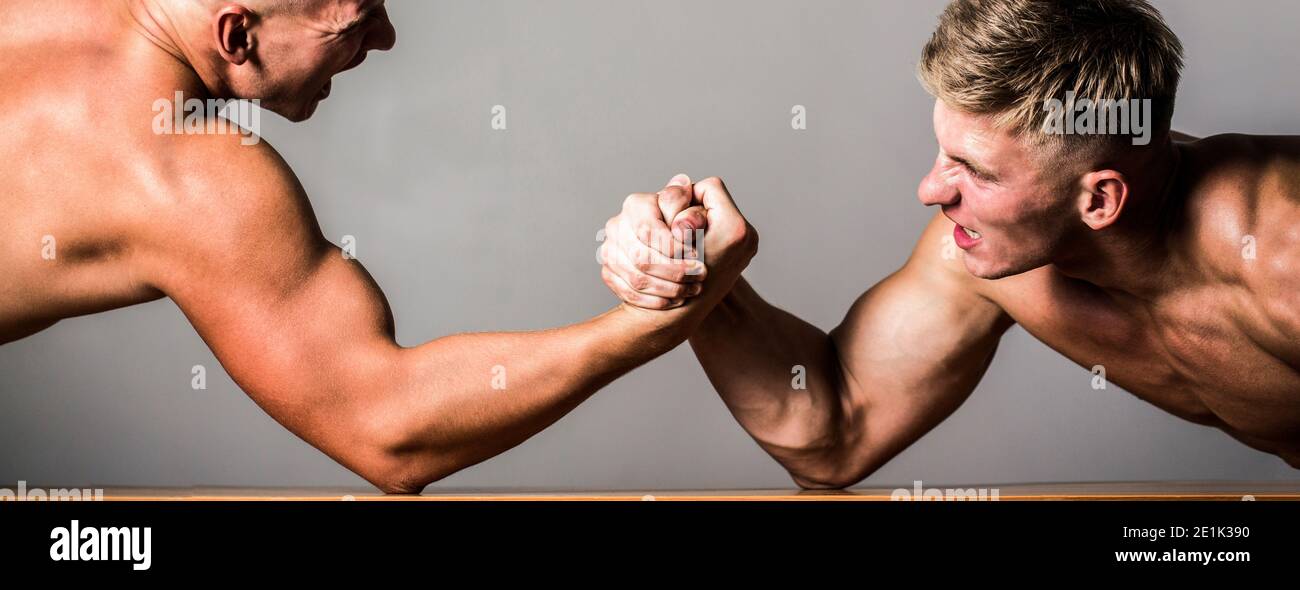 Braccio wrestling. Due uomini braccio wrestling. Rivalità, closeup del braccio maschile wrestling Foto Stock