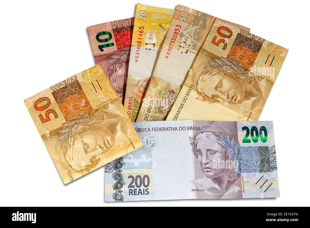 Bolletta di denaro brasiliana. Duecento bollette, dieci, venti e cinquanta bollette reali. Vista dall'alto. Foto Stock