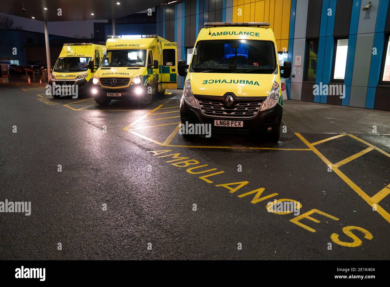 Manchester, Regno Unito. 7 gennaio 2021. I membri del pubblico applaudono al Salford Royal Hospital come Clap for Carers ritorna sotto un nuovo nome di Clap for Heroes. Gli applausi settimanali per il personale di front-line della NHS e altri lavoratori chiave hanno corso per 10 settimane durante il primo blocco del coronavirus britannico. Credit: Jon Super/Alamy Live News Foto Stock