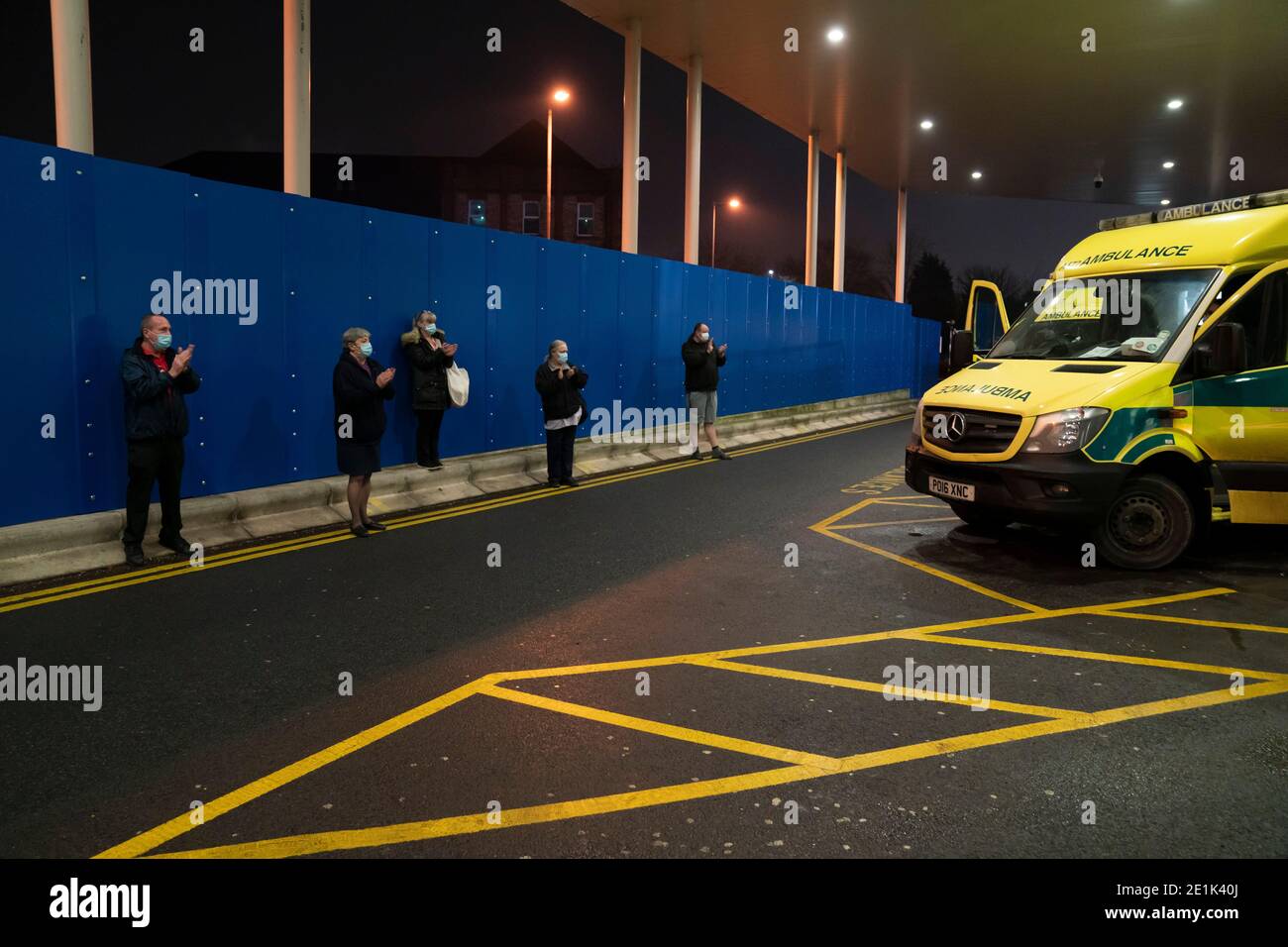Manchester, Regno Unito. 7 gennaio 2021. I membri del pubblico applaudono al Salford Royal Hospital come Clap for Carers ritorna sotto un nuovo nome di Clap for Heroes. Gli applausi settimanali per il personale di front-line della NHS e altri lavoratori chiave hanno corso per 10 settimane durante il primo blocco del coronavirus britannico. Credit: Jon Super/Alamy Live News Foto Stock
