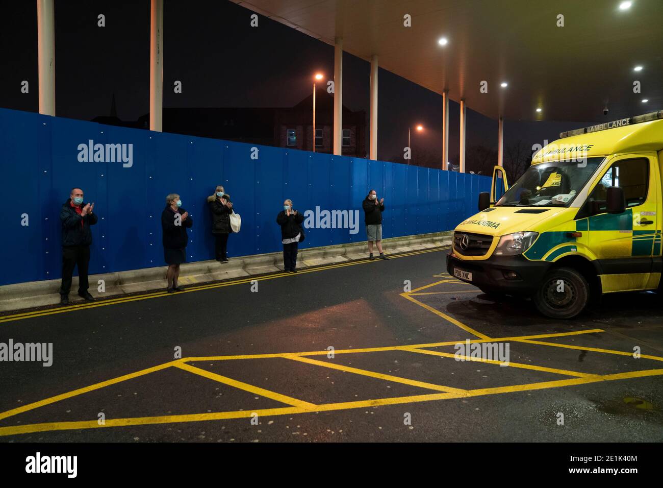Manchester, Regno Unito. 7 gennaio 2021. I membri del pubblico applaudono al Salford Royal Hospital come Clap for Carers ritorna sotto un nuovo nome di Clap for Heroes. Gli applausi settimanali per il personale di front-line della NHS e altri lavoratori chiave hanno corso per 10 settimane durante il primo blocco del coronavirus britannico. Credit: Jon Super/Alamy Live News Foto Stock