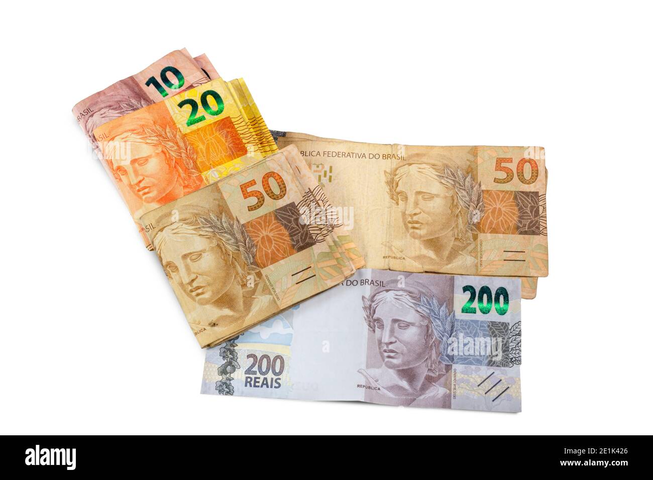 Bolletta di denaro brasiliana. Duecento bollette, dieci, venti e cinquanta bollette reali. Vista dall'alto. Foto Stock