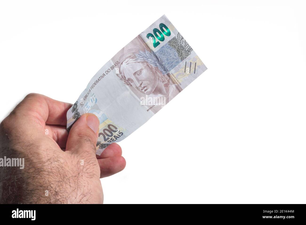 Mano che tiene un denaro brasiliano duecento reale fattura Foto Stock
