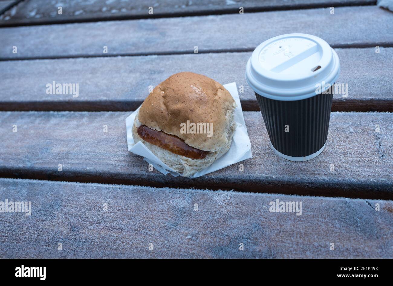 Togliere il panino di salsiccia marrone o il panino con il caffè. Foto Stock