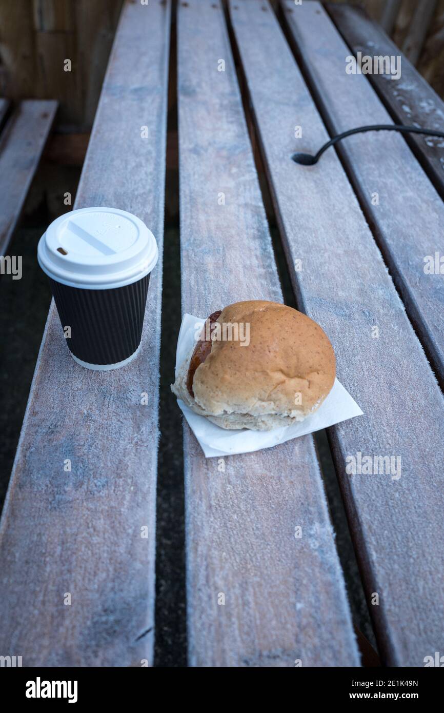 Togliere il panino di salsiccia marrone o il panino con il caffè. Foto Stock